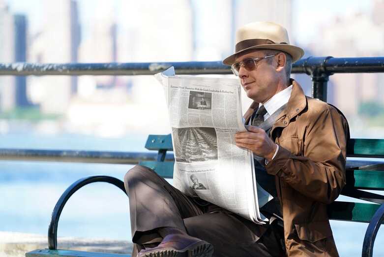 Un homme observe au loin le chaos. Un homme observe au loin le chaos.