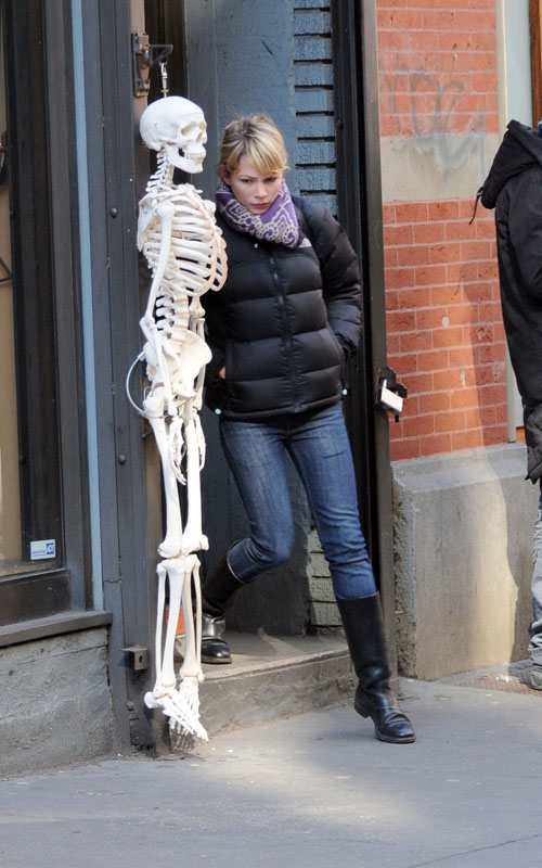 michelle_williams_work_day_2118_1_122_980lo