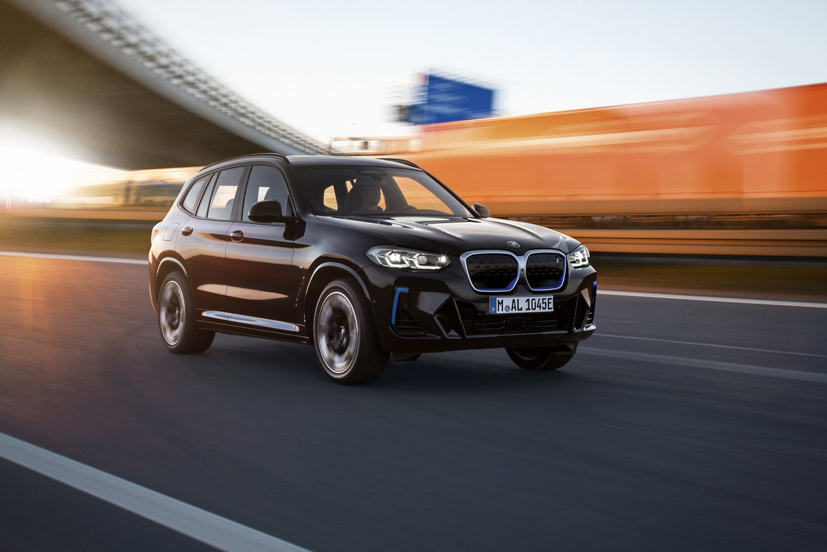 P90432165_highRes_the-new-bmw-ix3-8-20