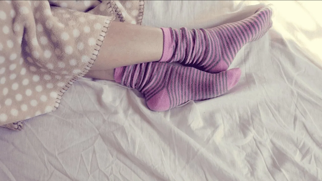 ¿Te pones doble calcetín para protegerte del frío? Esto es lo que pasa