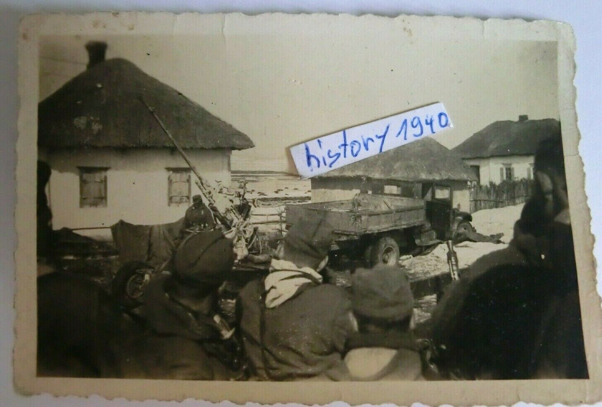 Foto mit Flak und LKW auf Bauerngehöft in Sokal Rußland.(