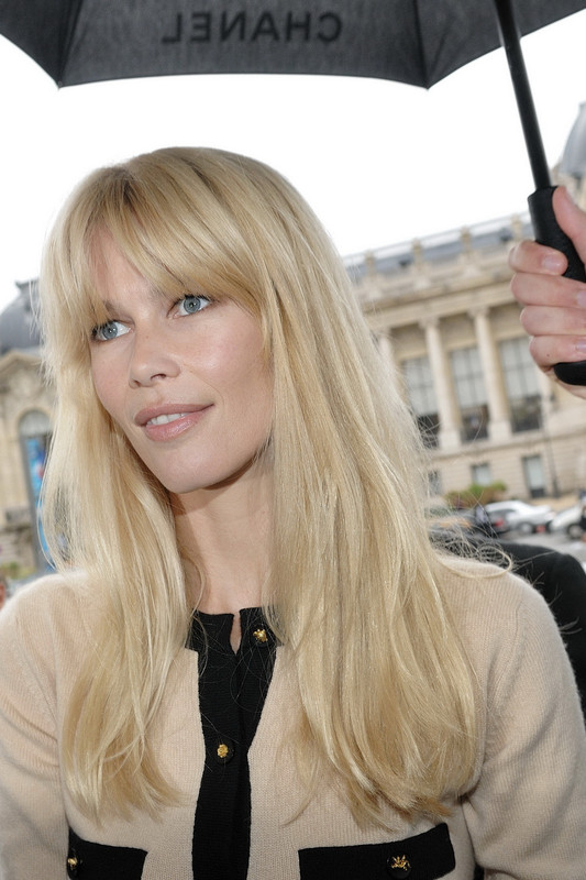The 52-year old daughter of father Heinz Schiffer and mother Gudrun Schiffer Claudia Schiffer in 2023 photo. Claudia Schiffer earned a unknown million dollar salary - leaving the net worth at 40 million in 2023