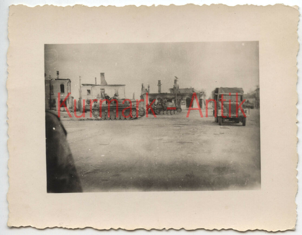 Foto Wehrmacht Polen Feldzug Panzer III Vormarsch Ruinen LKW Front