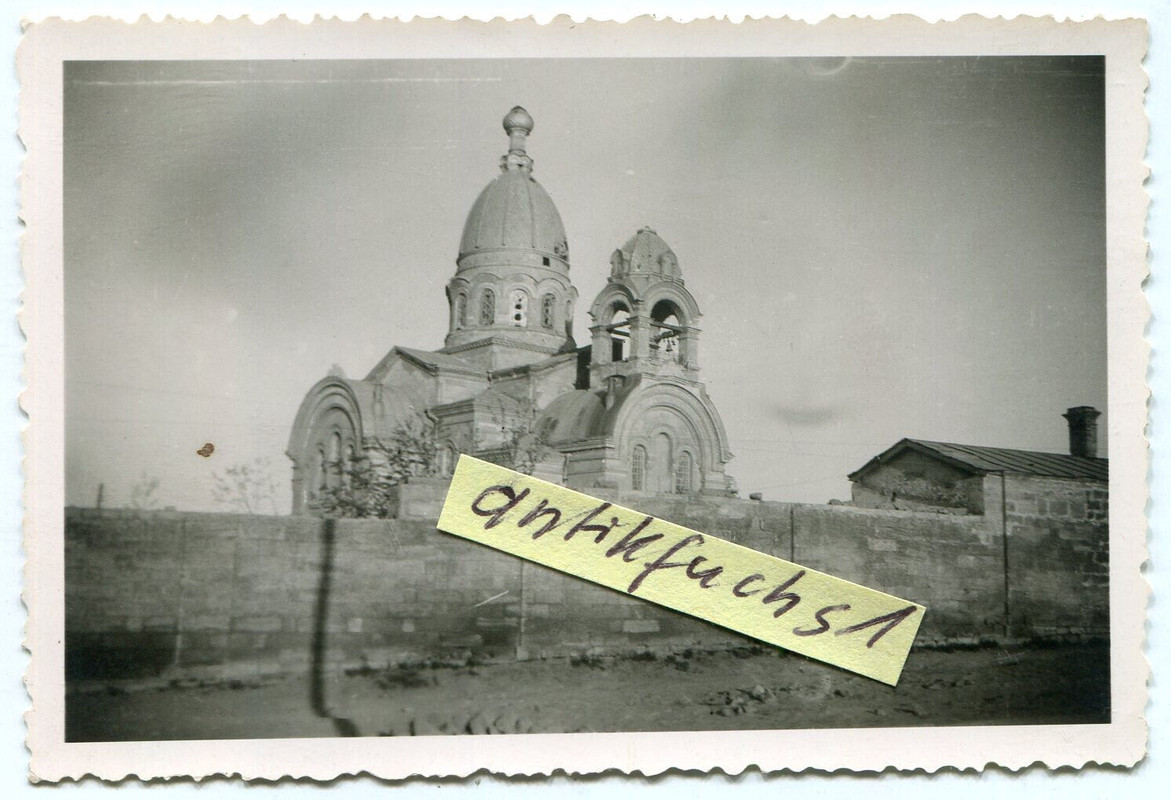beschossener großer Tempel oder Synagoge an der Ostfront im 2.WK
