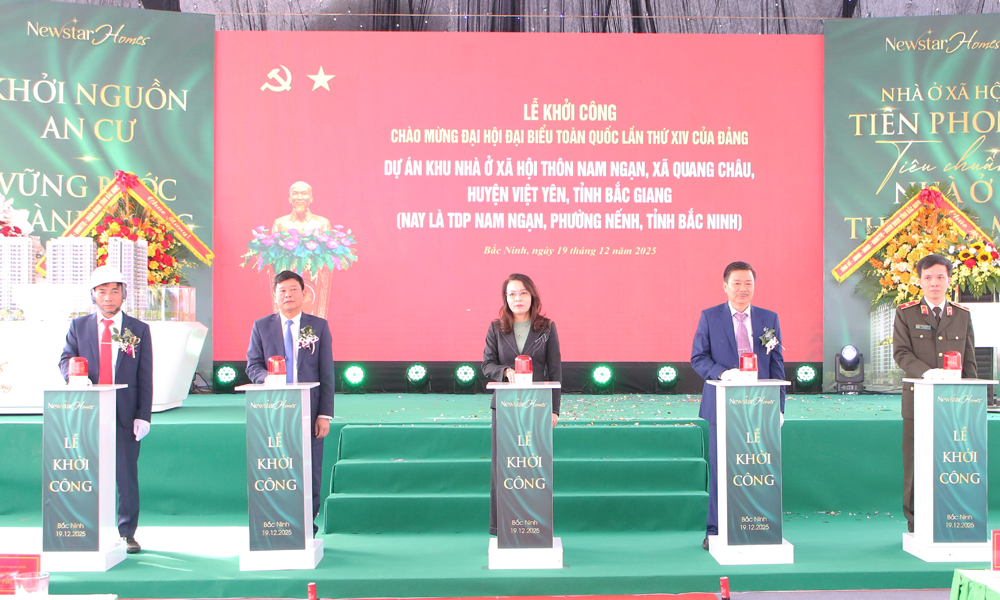 Các đồng chí: Nguyễn Thị Hương, Bùi Duy Hưng, Ngô Tân Phượng thực hiện nghi thức khởi công dự án.