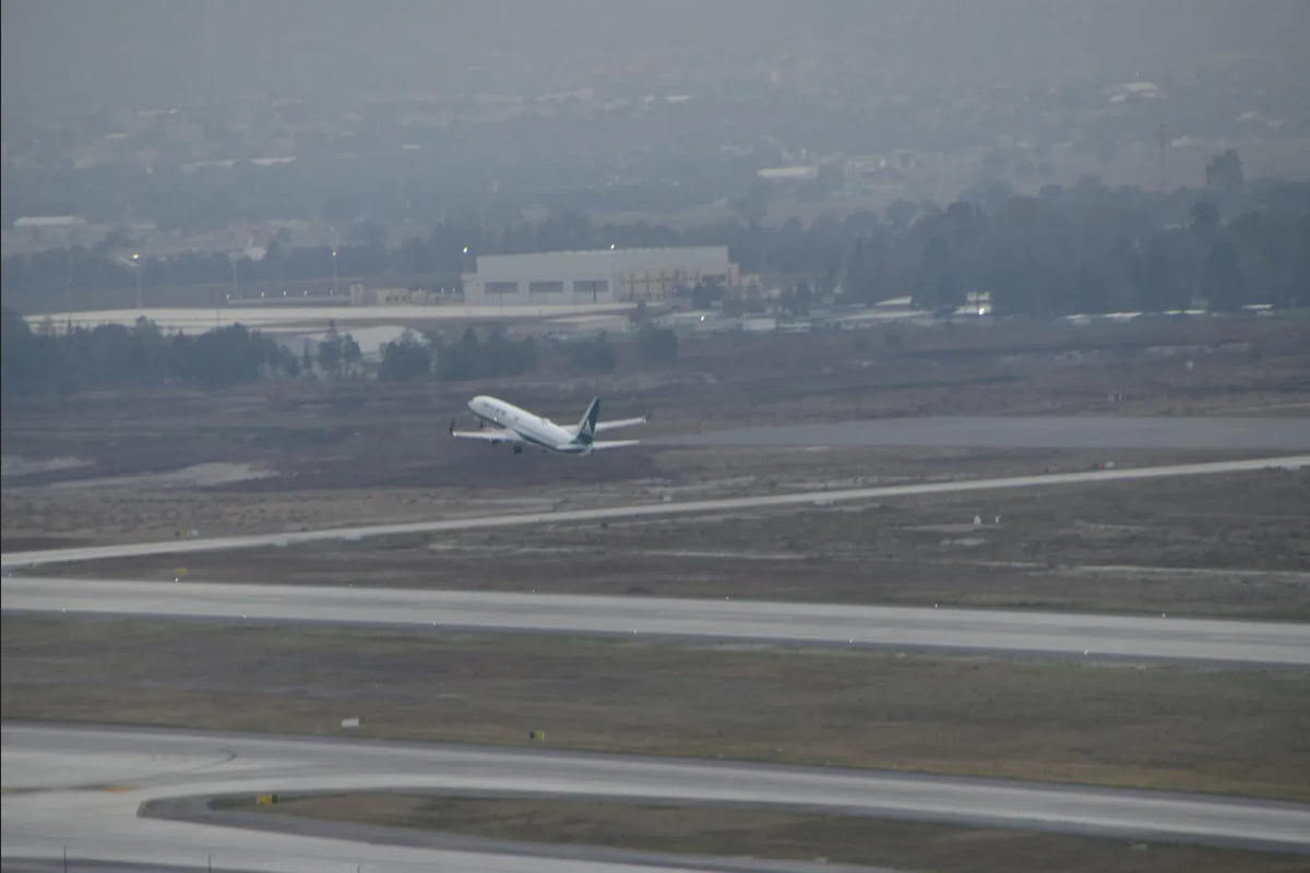 Por mal tiempo ajustan itinerario; primer vuelo de Mexicana de Aviación baja en Mérida