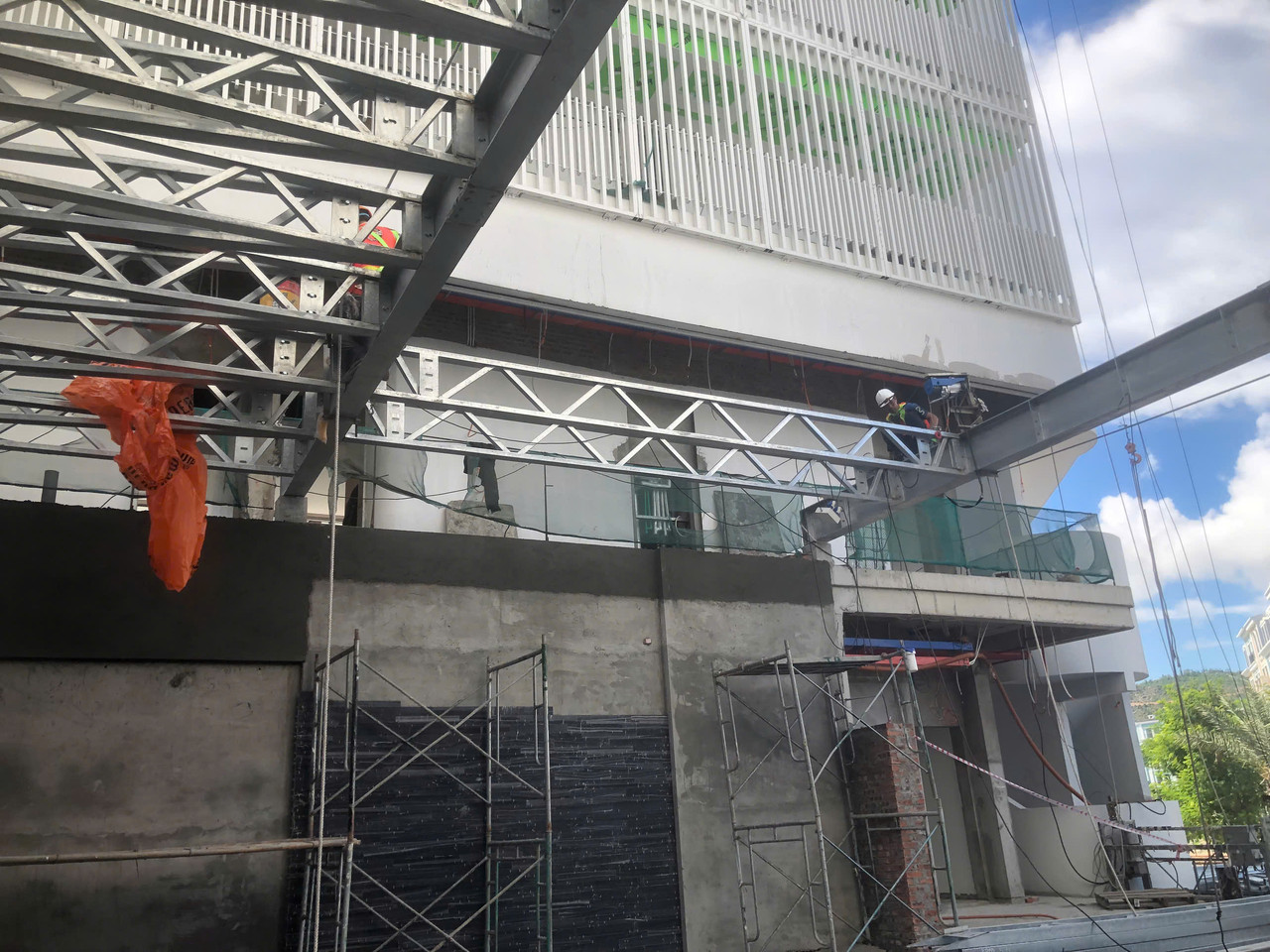 Thi công giàn thép truss kết nối giữa hai tòa nhà