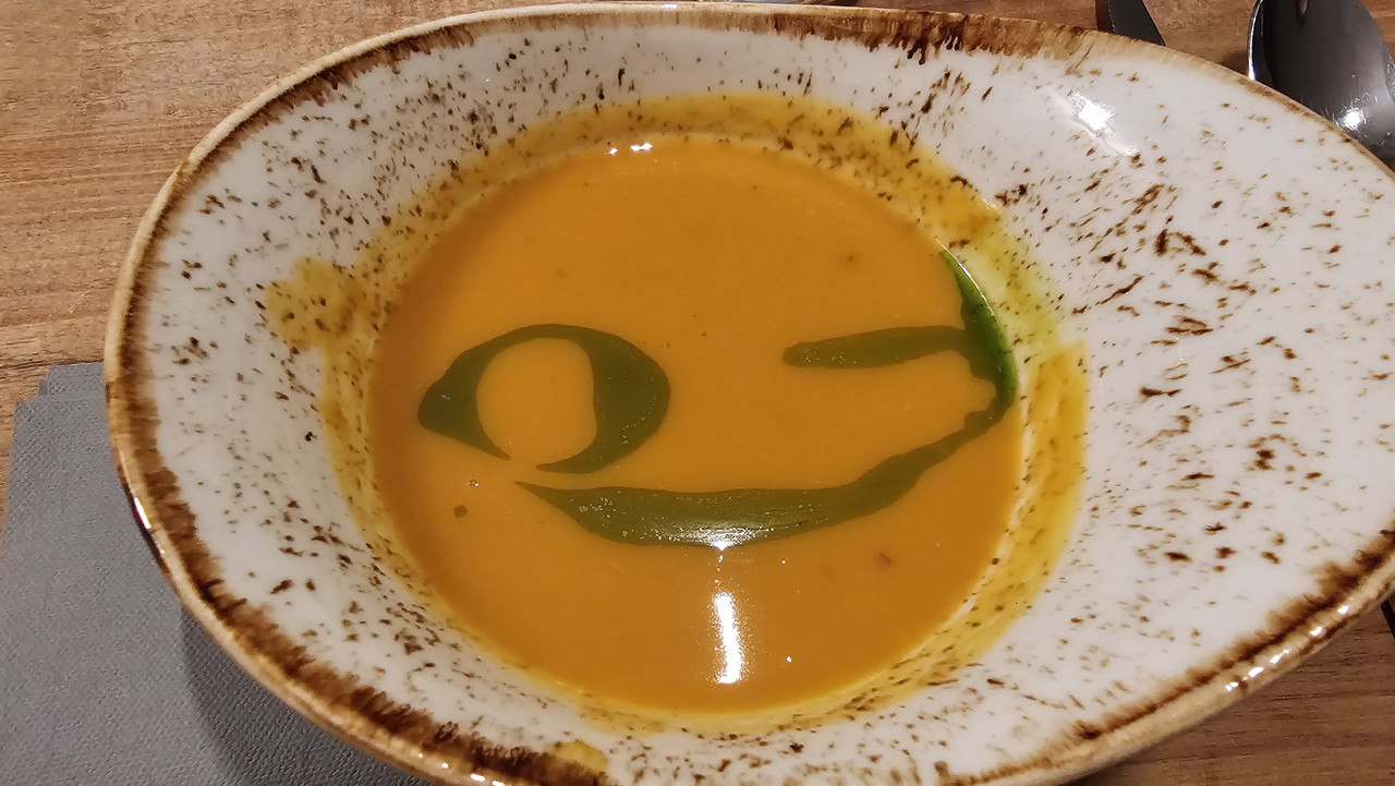 忘記是什麼湯了，但那個是橄欖油