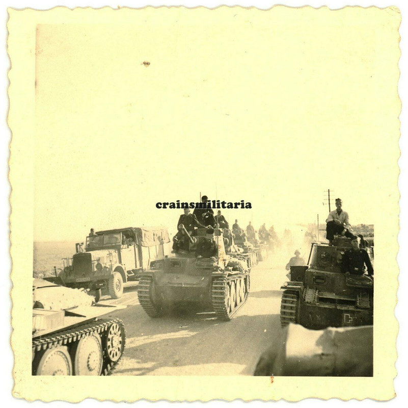 Orig. Foto Vormarsch Panzer 38 (t) Tank mit 8.PD Wappen in Russland 1941
