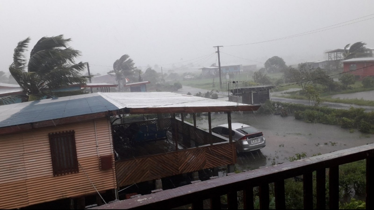 Flood waters start to rise in Vuci South Road