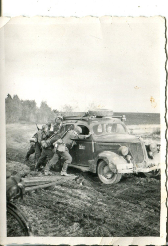 Soldaten schieben Auto PKW Kübelwagen aus Schlam