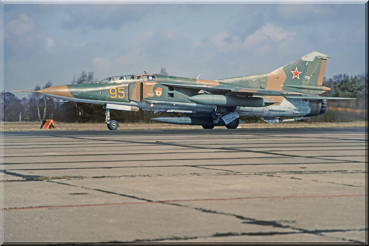 19 GvAPIB Mig-23UB 95 Yellow (4)