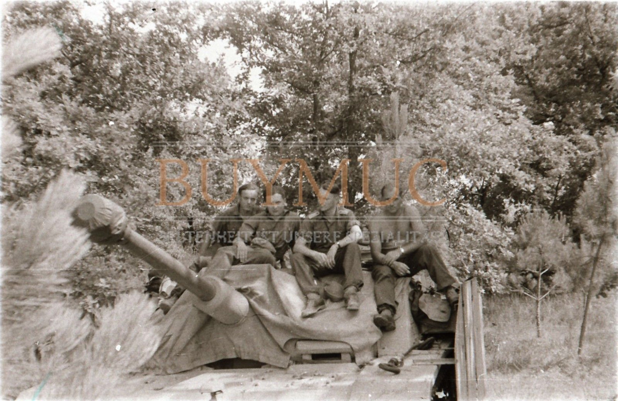 Soldaten auf Langrohr Sturmgeschütz Panzer Abtl 115 Italien