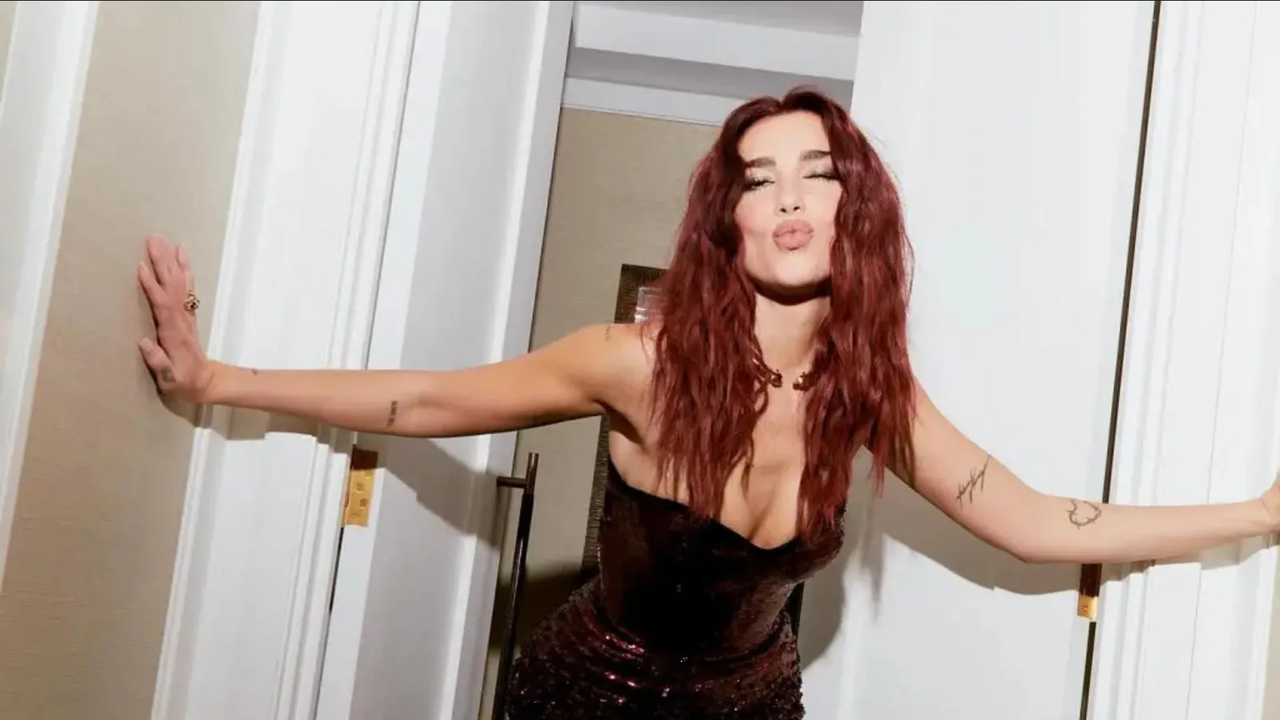 Forrada de lentejuelas, Dua Lipa deslumbra con su cabellera suelta
