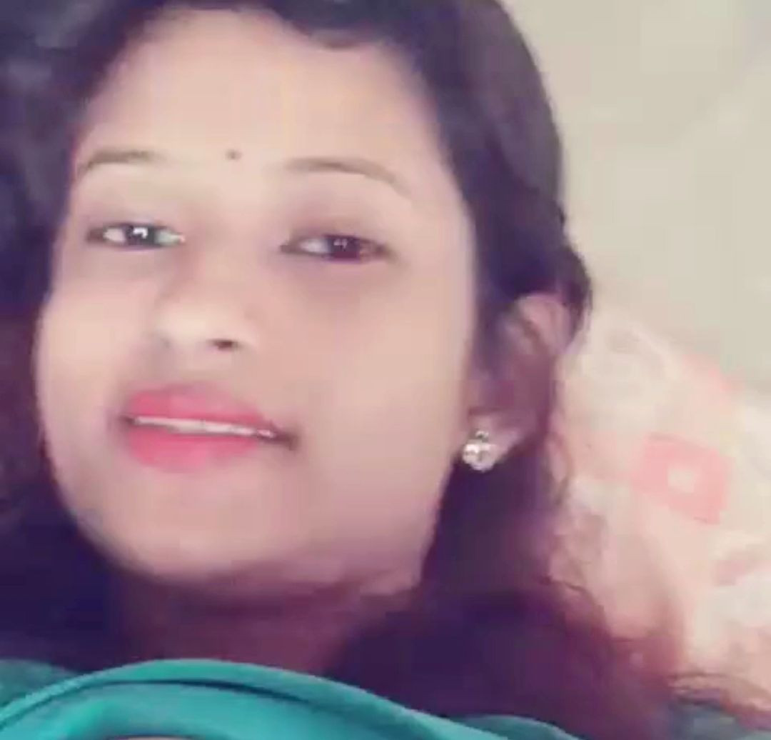 Hot desi girl showing her boobs