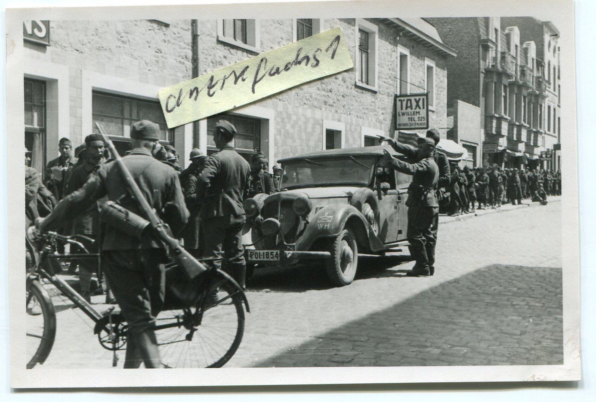 WH-Polizei-Kübelwagen im Ort in Belgien mit Gefa