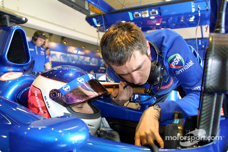 Temporada 2001 de Fórmula 1 F1-san-marino-gp-2001-gaston-mazzacane-waiting-to-go-out-on-the-track