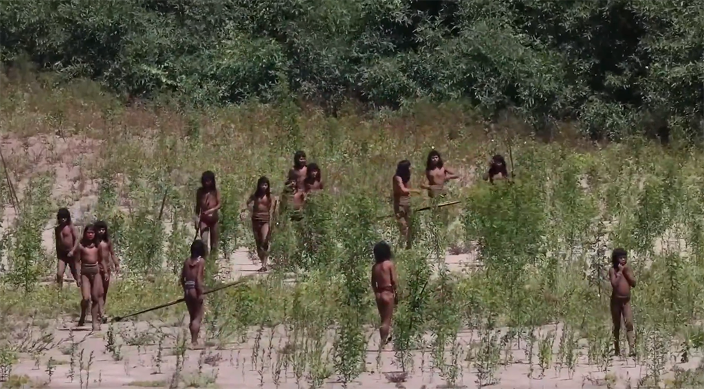 เปิดฟุตเทจหายาก ชนเผ่าลึกลับกลางป่าแอมะซอน เปรู สะท้อนวิกฤตการอยู่รอดจ...