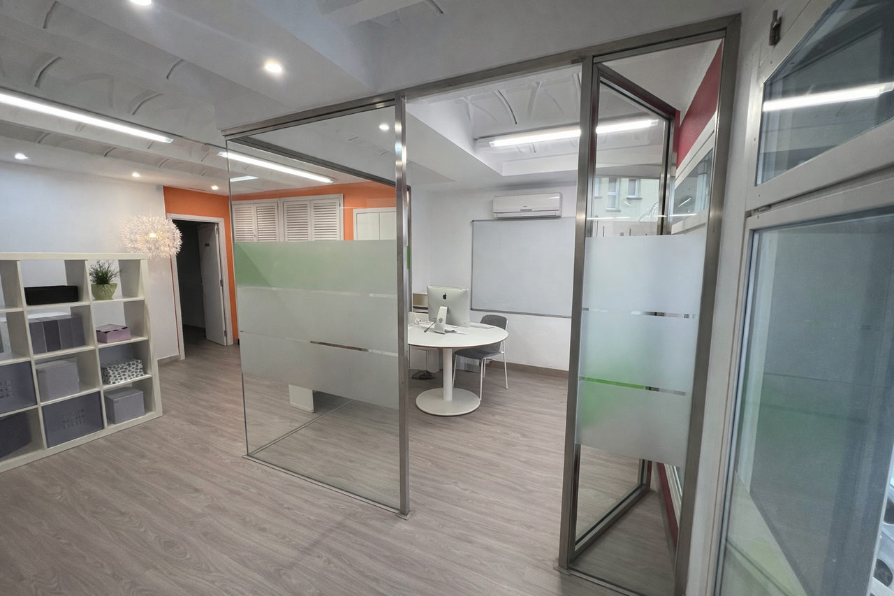 Despatx privat amb llum natural a La Salle Coworking Girona.