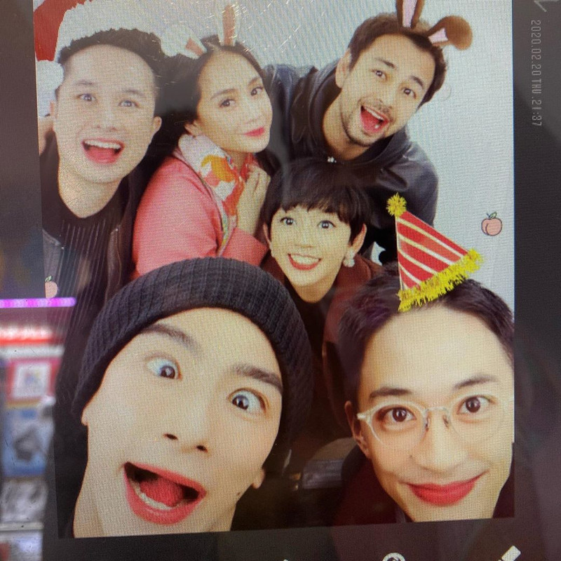 Raffi Ahmad dan Nagita Slavina photo box di Jepang