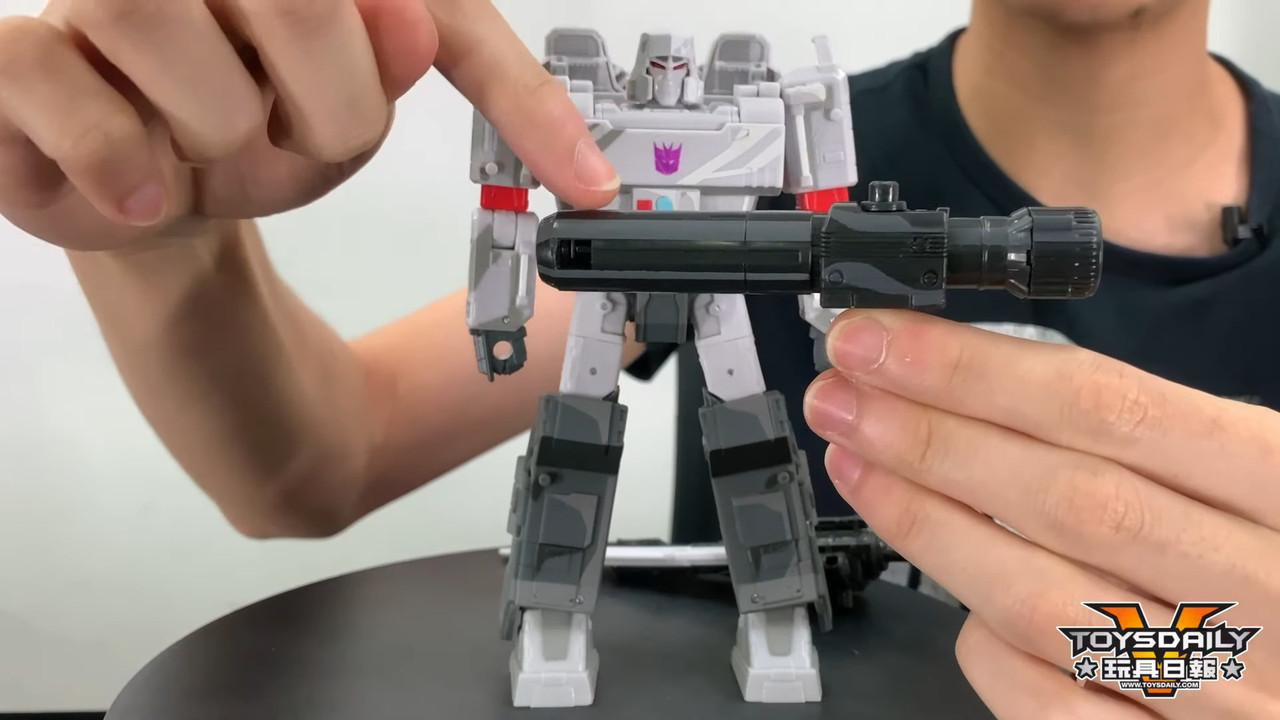 Siege-35-Anniversary-Optimus-Prime-Megatron-10