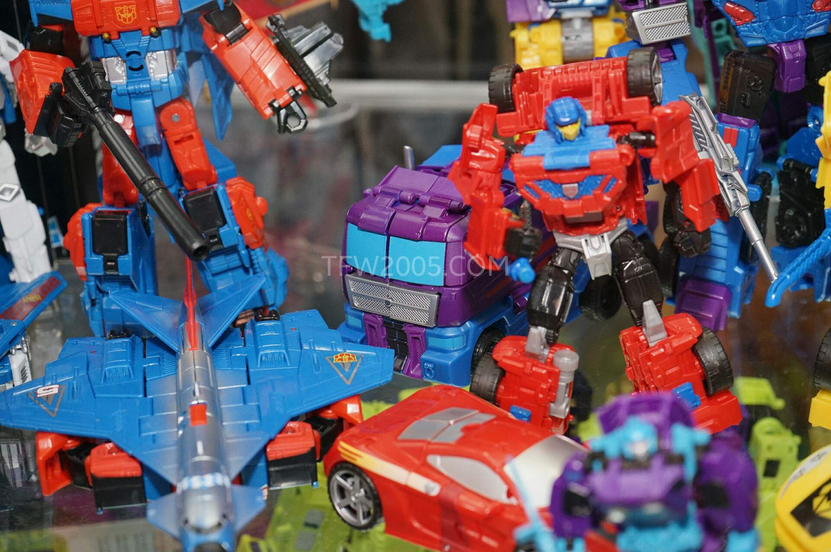 SDCC2015-Hasbro-Case-Transformers-Combiner-Wars-