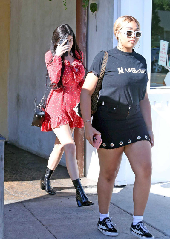 Kylie-Jenner-Upskirt-304
