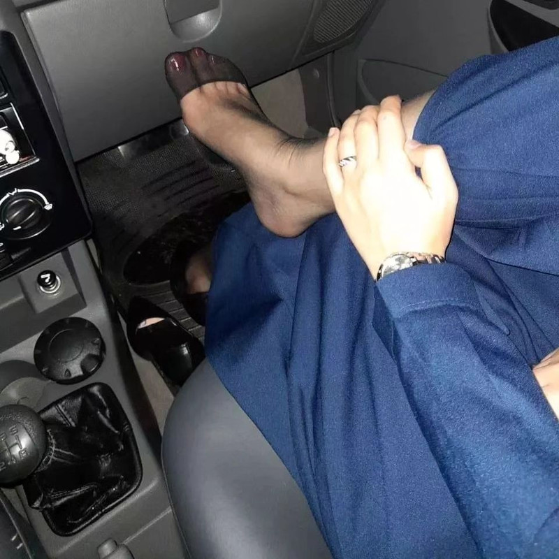 پاهای خانومش توی پراید عکسای خودتون رو دایرکت ارسال کنینصندل#جوراب#پا #فتیش#برده#ارباب#لیسیدن#دختر#ش