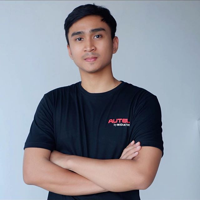 Lutfi Agizal dikenal sebagai artis, model dan juga diskjokey alias DJ kebangsaan Indonesia.