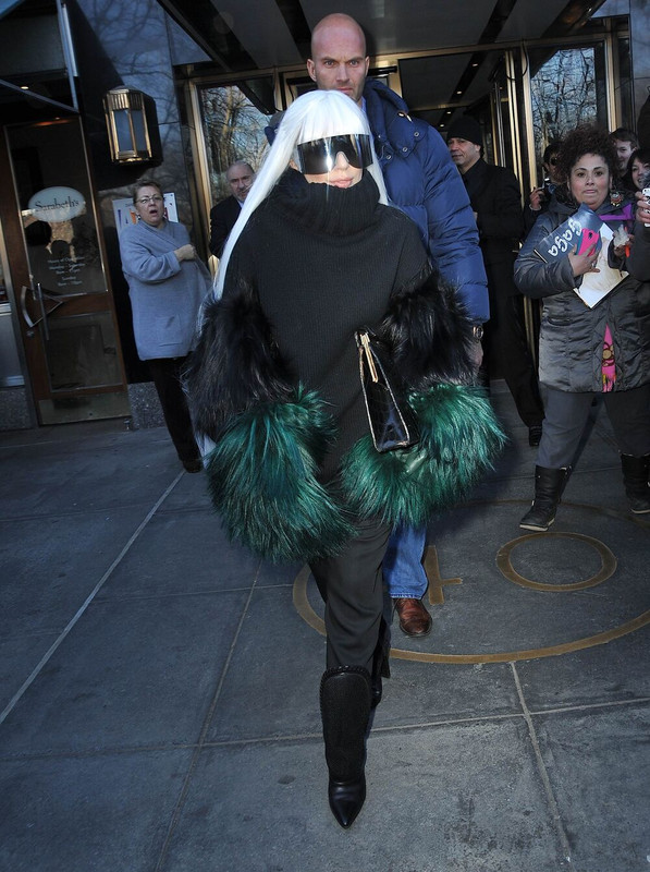 3-26-14-Leaving-her-apartment-in-NYC-001