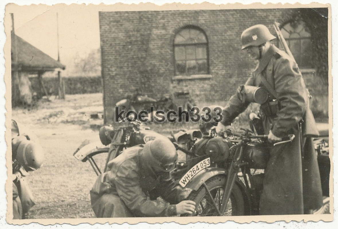 Foto Kradschützen der Wehrmacht reparieren den Reifen vom Motorrad ...