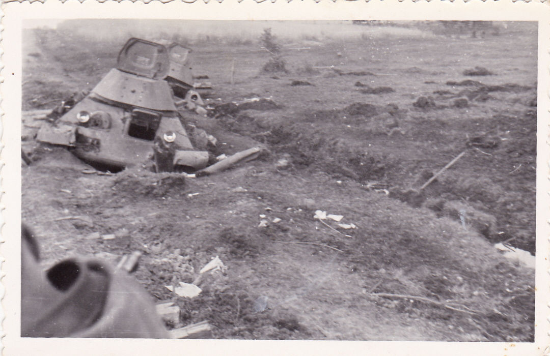 Original Foto 2 WK Zerstörtes  Panzer