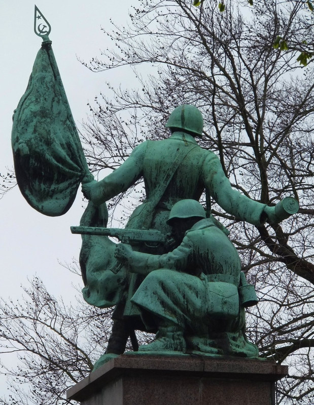 Bild: https://i.postimg.cc/wjsp5h5G/statue-12.jpg