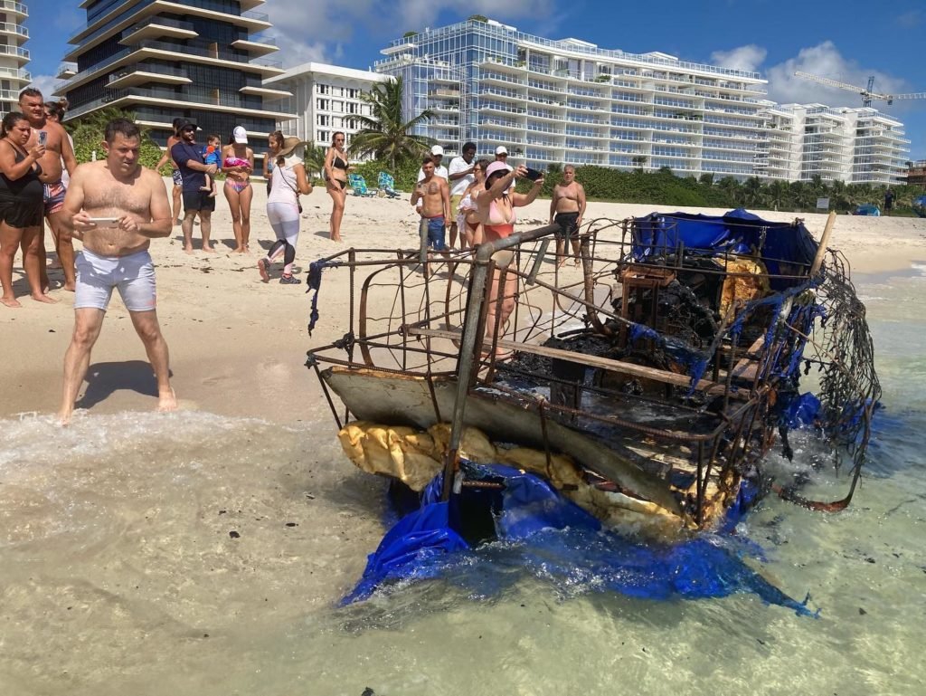Llega a Florida una balsa calcinada presuntamente usada por migrantes