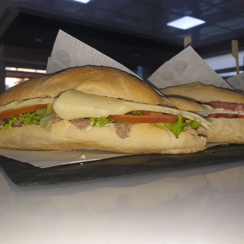 Bocadillo De Pata Asada