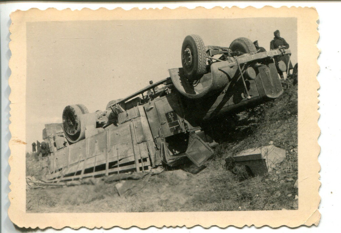 Orig.Foto umgestürzter LKW Wehrmacht WW2