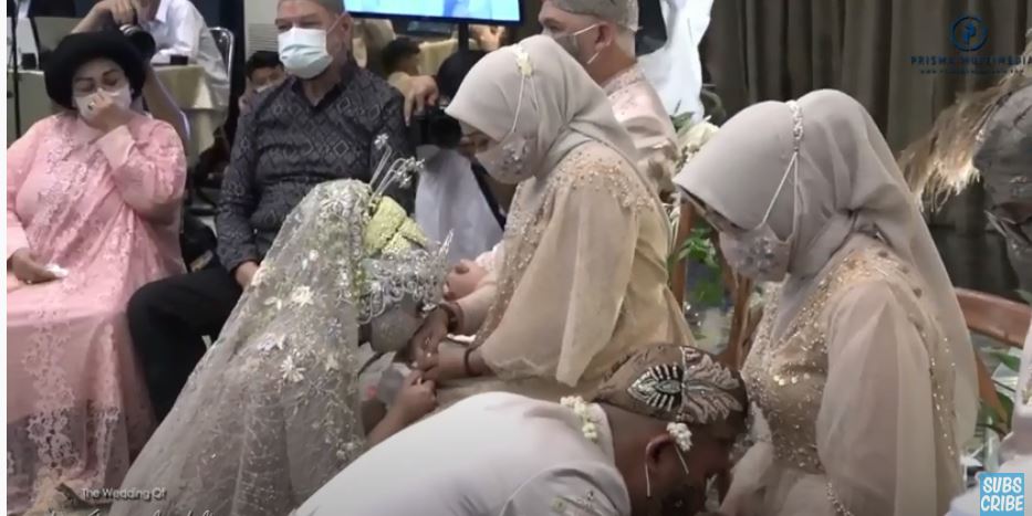 Sungkeman Adhi dan Kesha