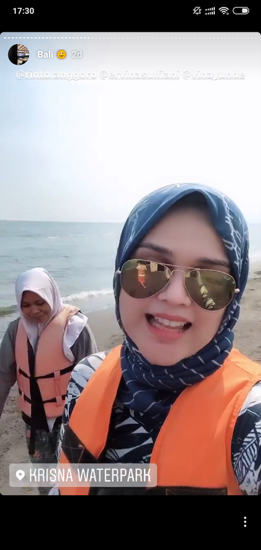 Cut Meyriska saat liburan ke Pantai Lovina, Buleleng.