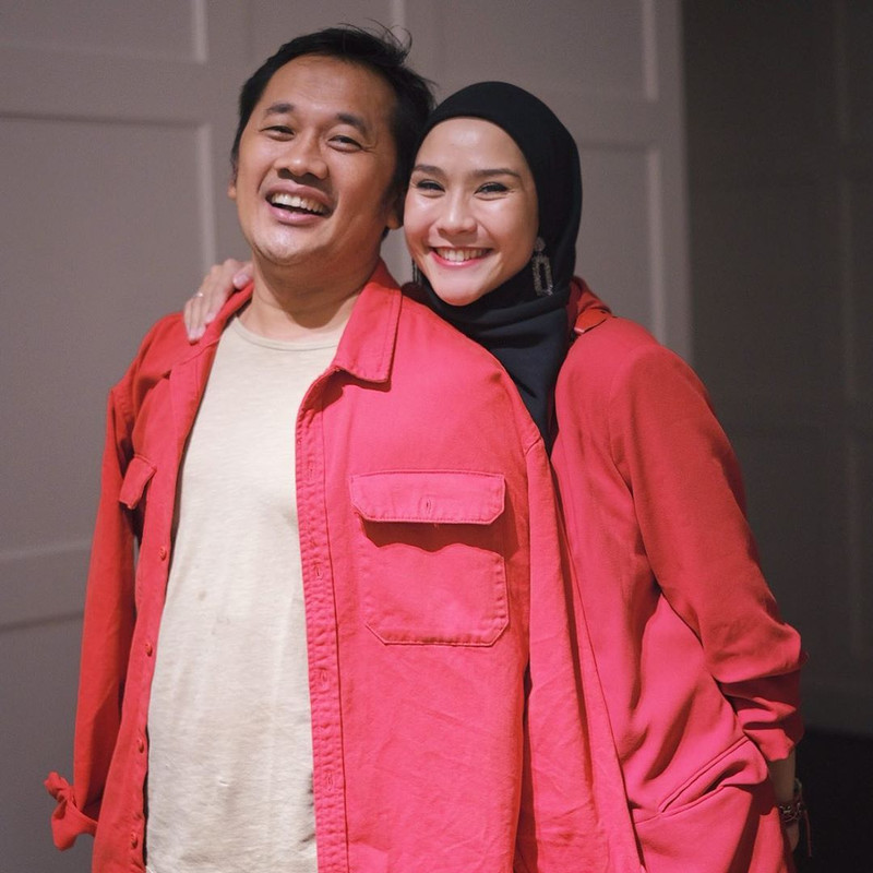 Bukan dengan sesama artis, 5 seleb ini bahagia dipinang oleh produser