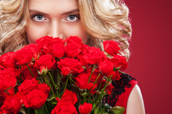 Beautiful-blonde-woman-holding-bouquet-of-red-roses-HD-picture-03.jpg
