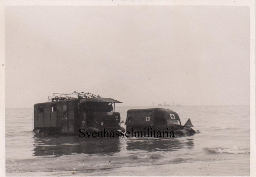 Orig.Foto zerstörte Fahrzeuge Ambulance Strand v