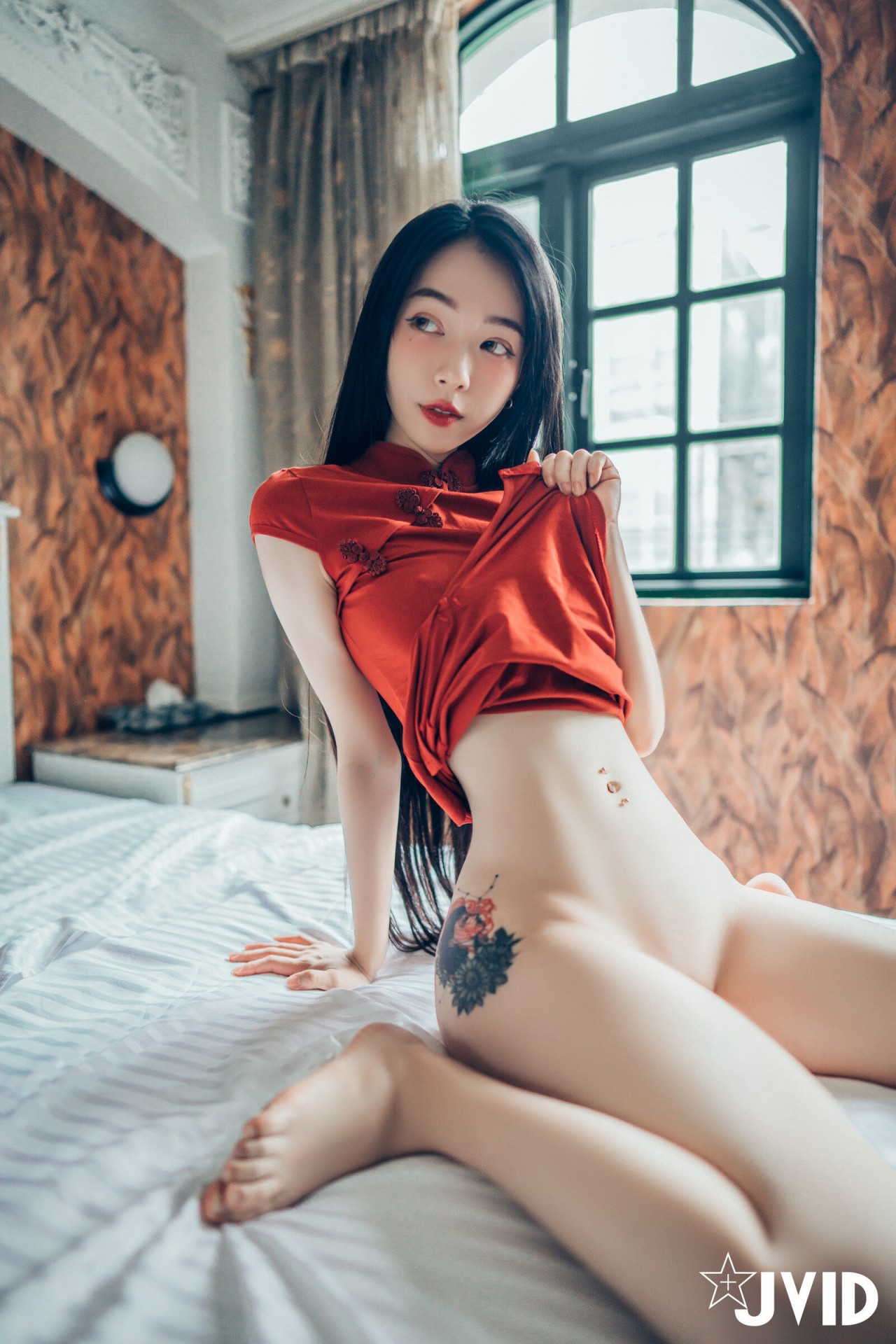 jvid 露出 色色旗袍写真，复古窗边的红衣纹身女孩插图8