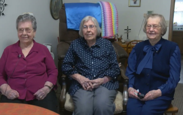 Mujer celebra sus 100 años con sus hermanas de 102 y 104 años