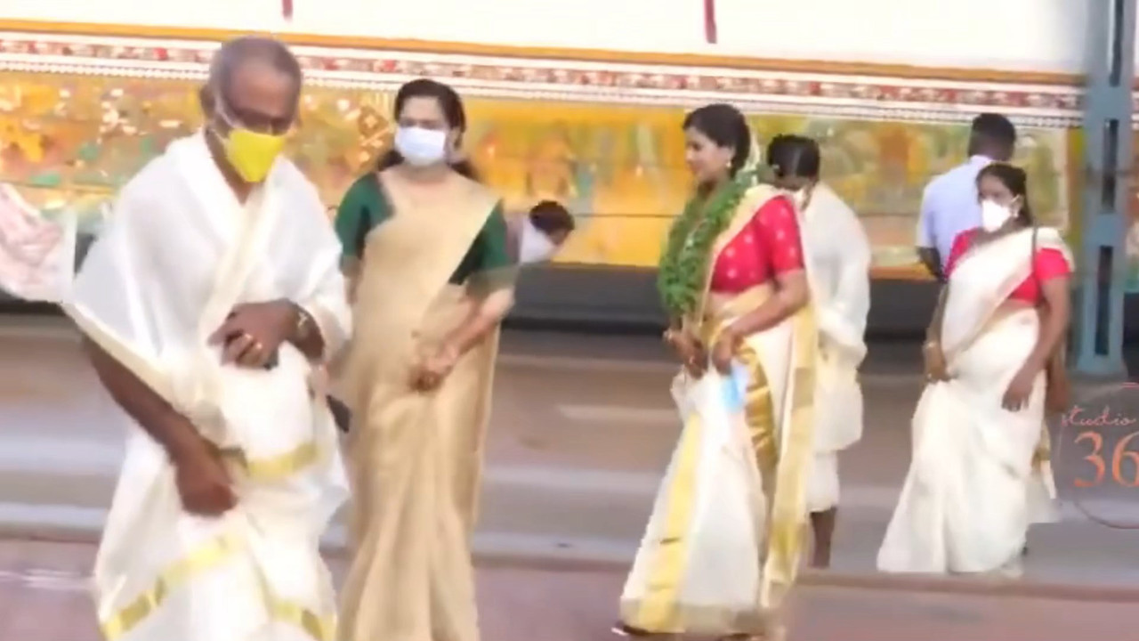 Malayali Bride Very Huge Breasts and Big Sexy Deep Navel Slips in Traditional Saree.mkv_snapshot_00.