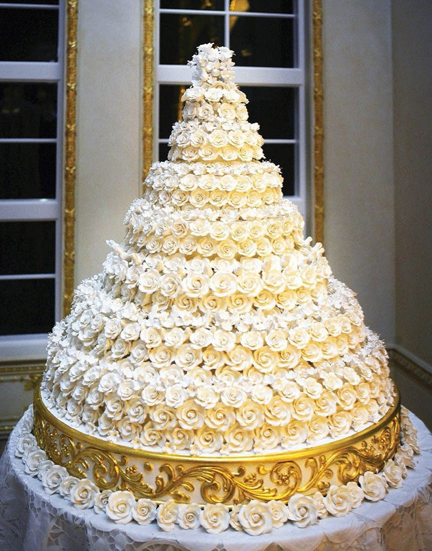 Melania's wedding cake which was the largest wedding cake until 2011.