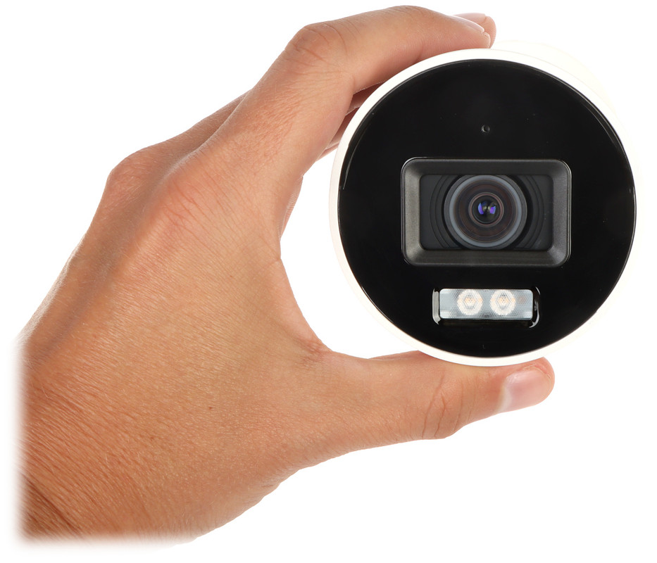 Câmera Hikvision instalada em uma área externa, resistente ao tempo