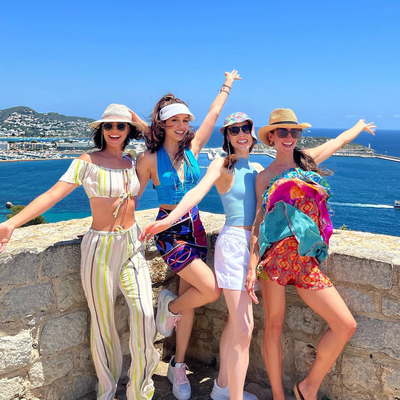 Momen Cinta Laura reuinian bareng sahabat sembali liburan di Ibiza, Spanyol.