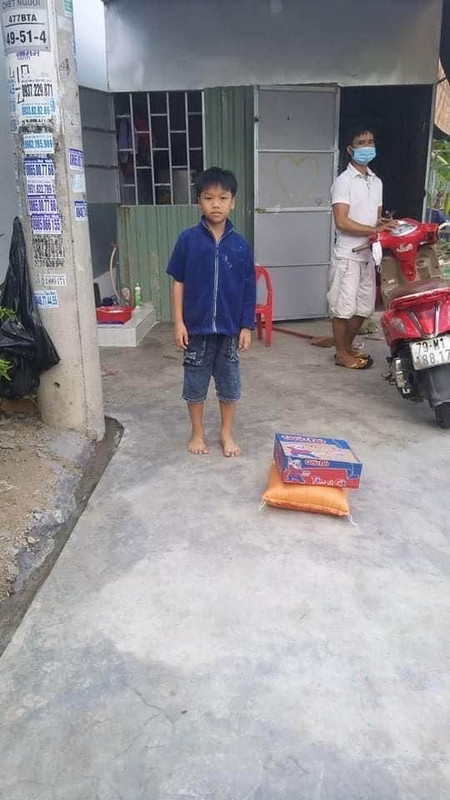 Hình ảnh phát gạo mì cho khu cách ly "Hòn Rớ" Nha Trang 3