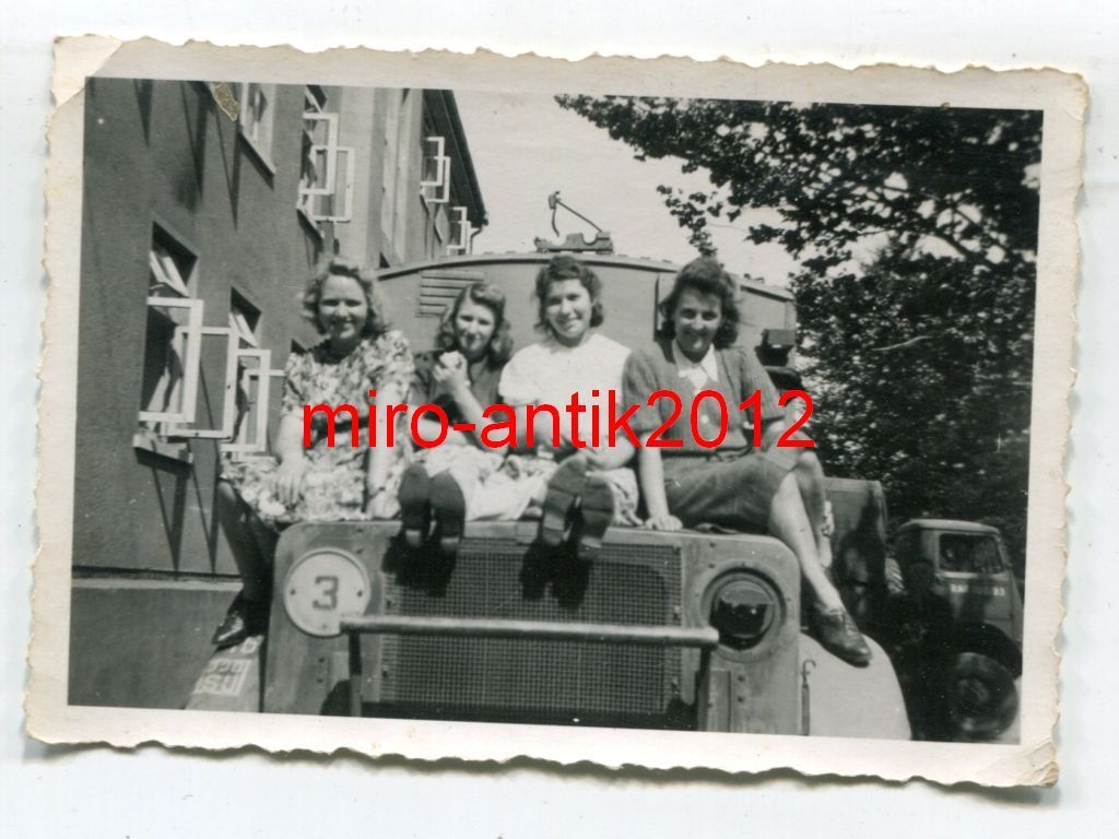 Wehrmacht, französische Mädels sitzen auf Beute 