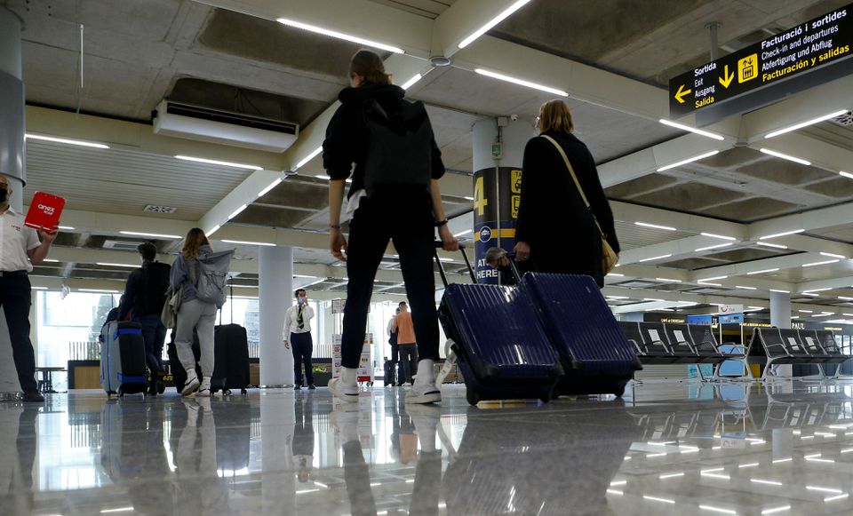 Doce detenidos tras huir de un avión que aterrizó de emergencia en España